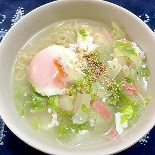 半熟卵と白菜と玉ねぎとハムのとんこつラーメン